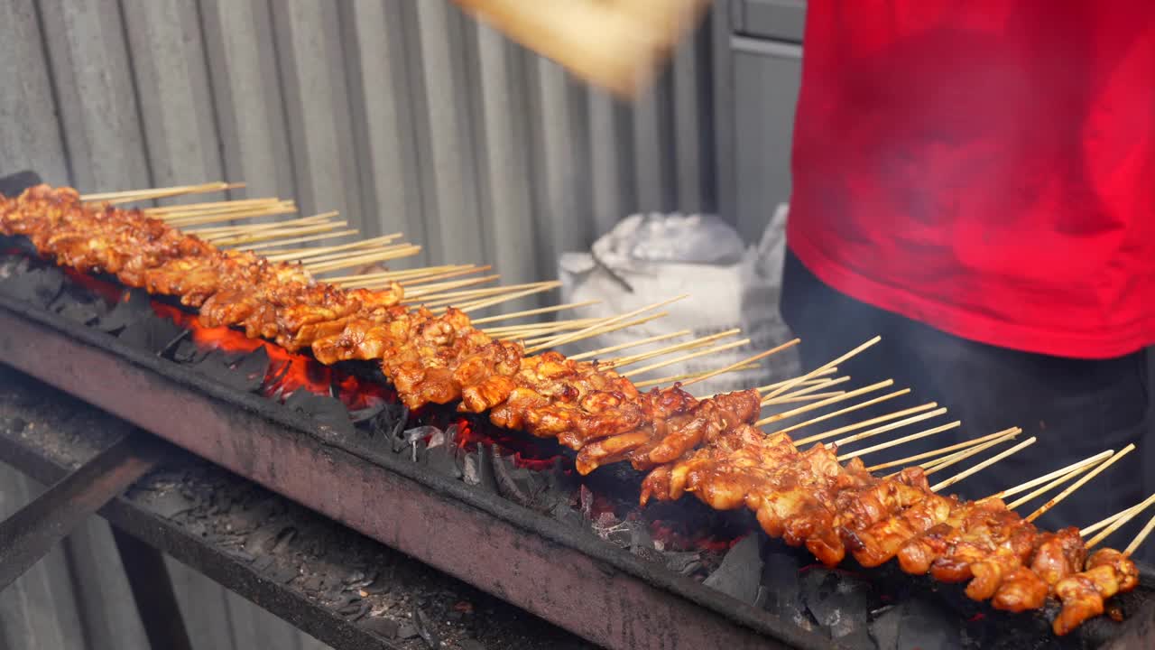 一个男人的手正在烤鸡沙爹视频下载