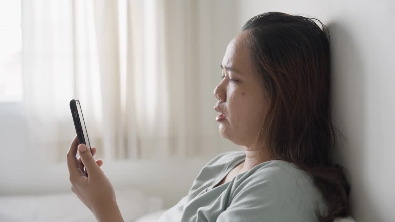 生病的年轻女子与医生视频通话，询问服用药物的建议视频素材