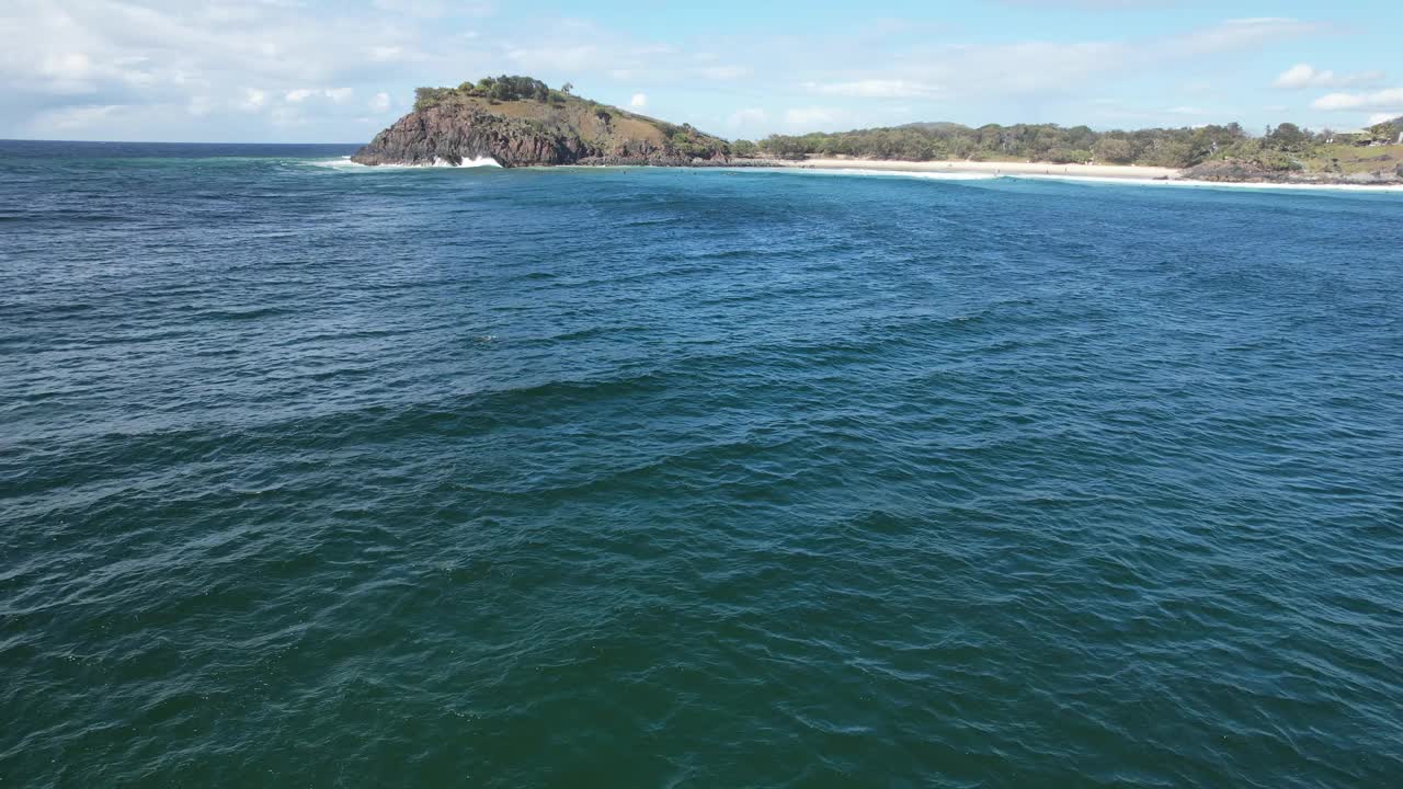 在澳大利亚新南威尔士州卡巴里塔海滩，飞越珊瑚海，朝向诺里斯岬角。空中无人机视频素材