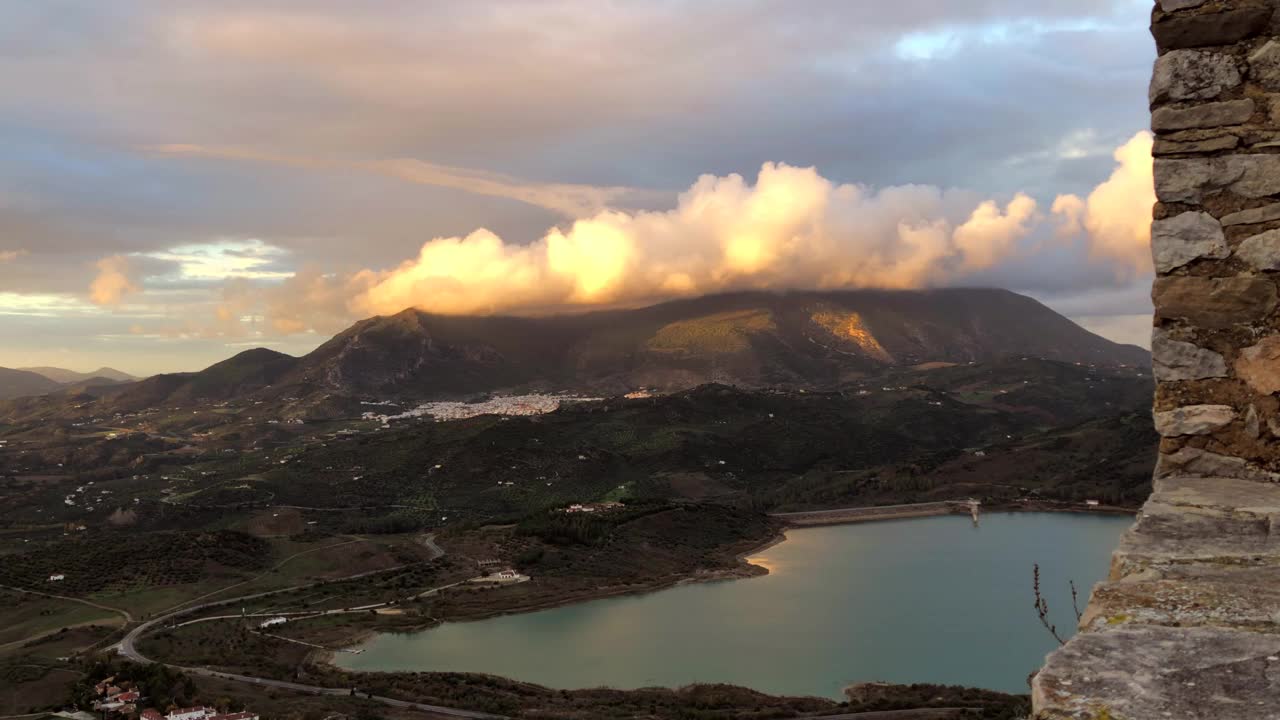 从一辆行驶的汽车里拍摄的安达卢西亚乡村风景视频素材