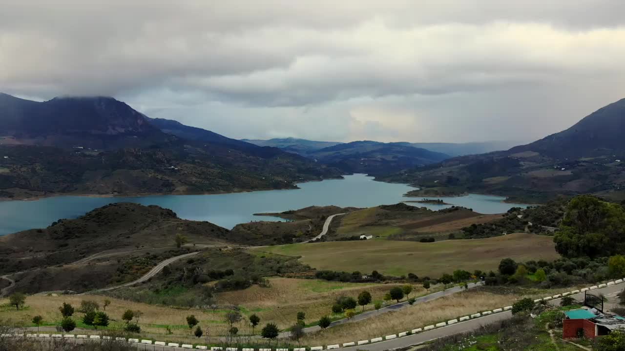 空中全景拍摄的广阔景观水库，山谷，山脉和丘陵，在扎哈拉德拉塞拉，西班牙视频素材