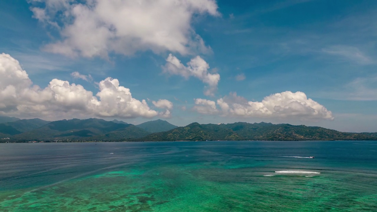 美丽的海洋和岛屿与云在地平线上的时间推移。热带旅游目的地飞行超延时。海滩和云景在晴天。蓝色背景上的丛林树木。海上景观视频下载