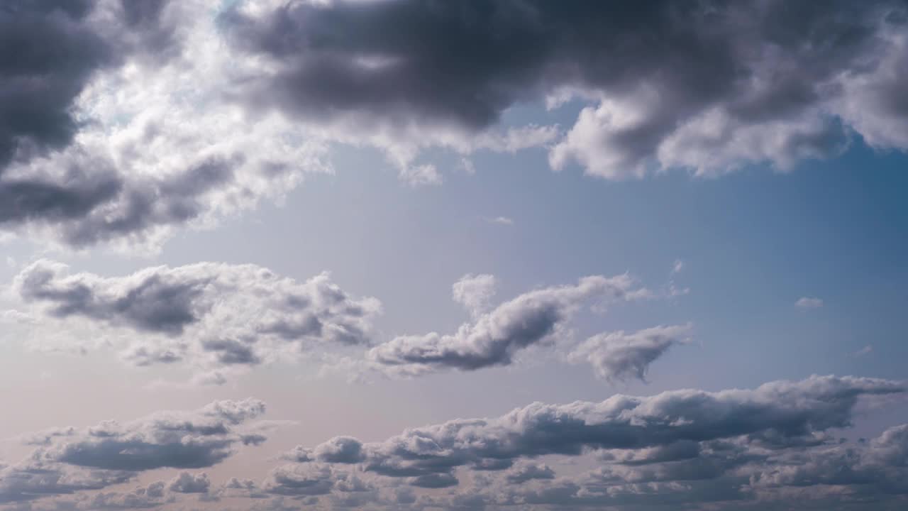 轻云和重云在天空中移动的时间间隔视频素材