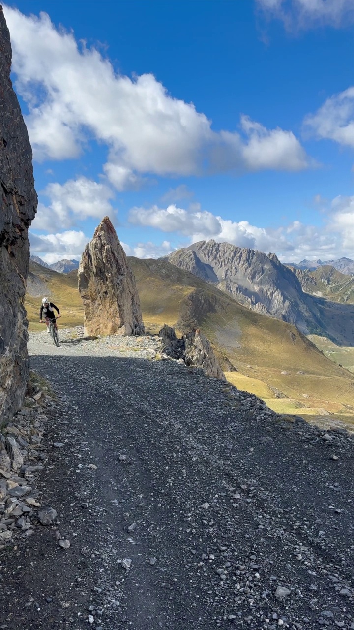 高山口自行车打包，用自行车携带旅行装备视频素材