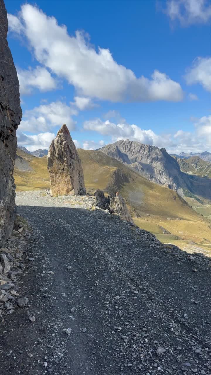 高山口自行车打包，用自行车携带旅行装备视频素材