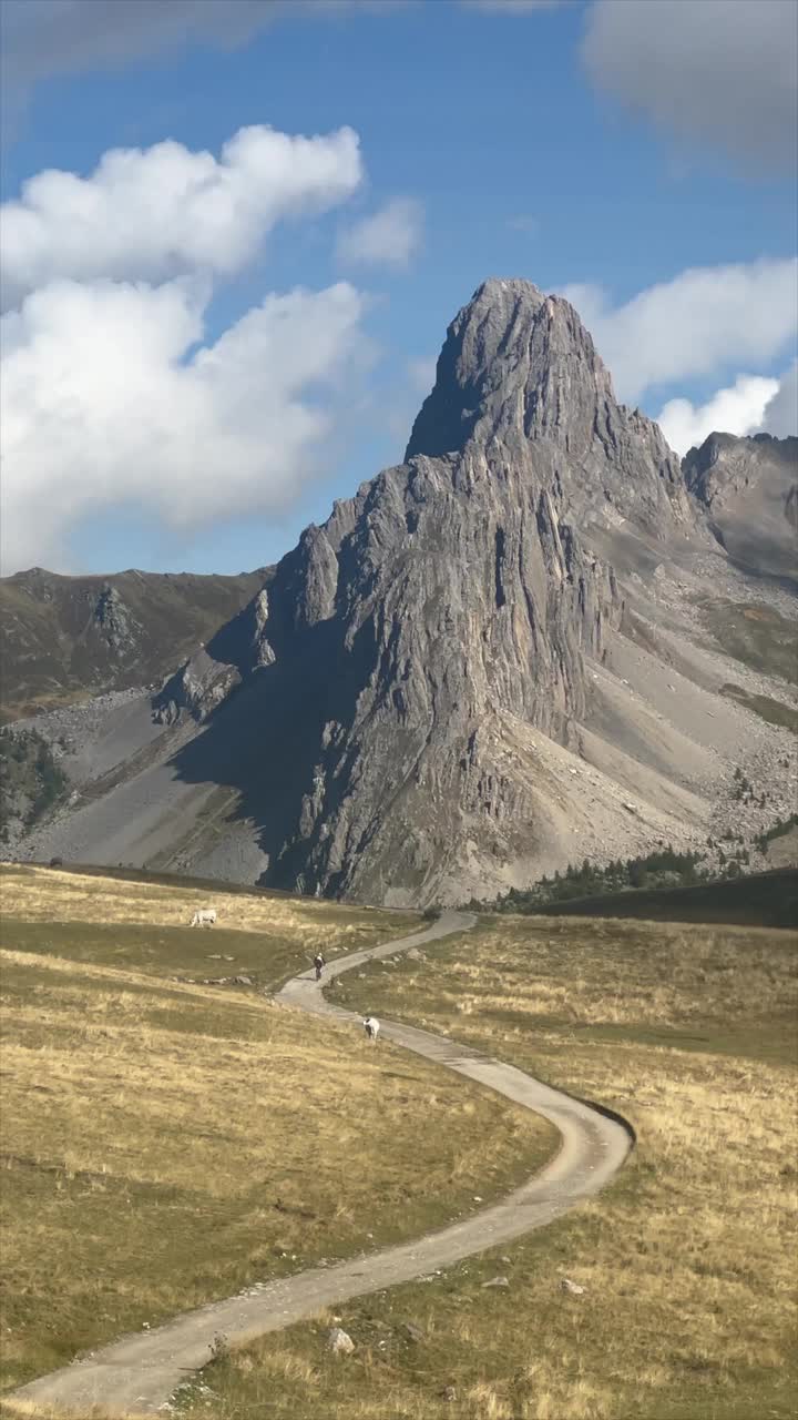 高山口自行车打包，用自行车携带旅行装备视频素材