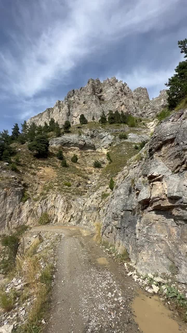 高山口自行车打包，用自行车携带旅行装备视频素材