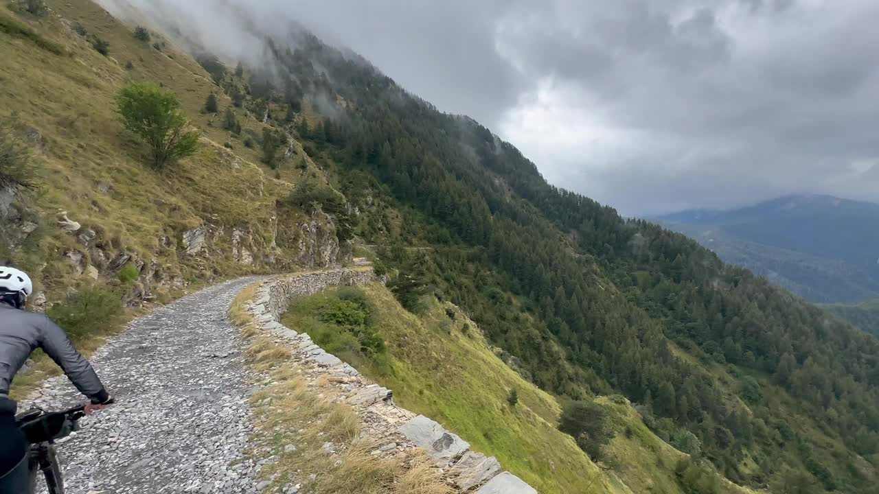 高山口自行车打包，用自行车携带旅行装备视频素材