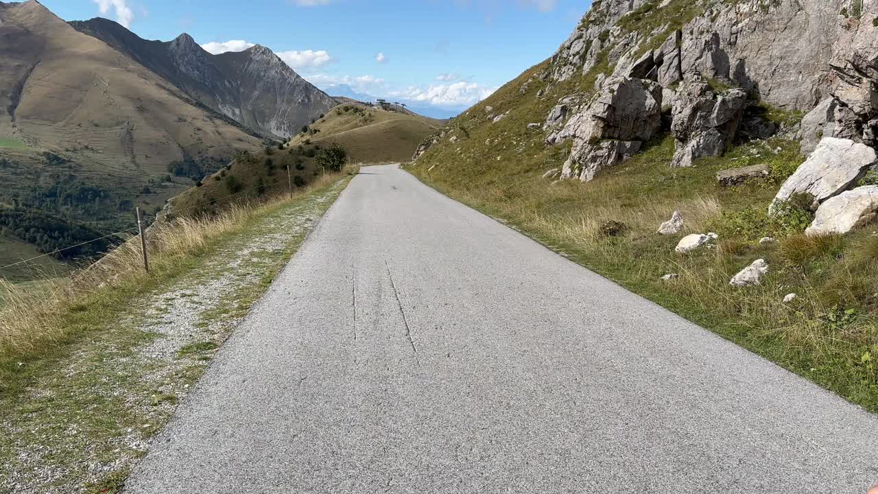 高山口自行车打包，用自行车携带旅行装备视频素材