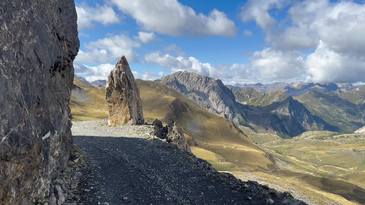 高山口自行车打包，用自行车携带旅行装备视频素材