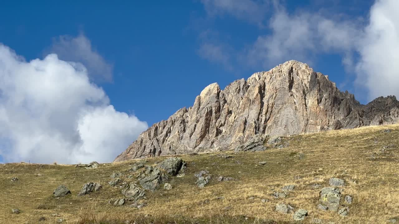 高山口自行车打包，用自行车携带旅行装备视频素材