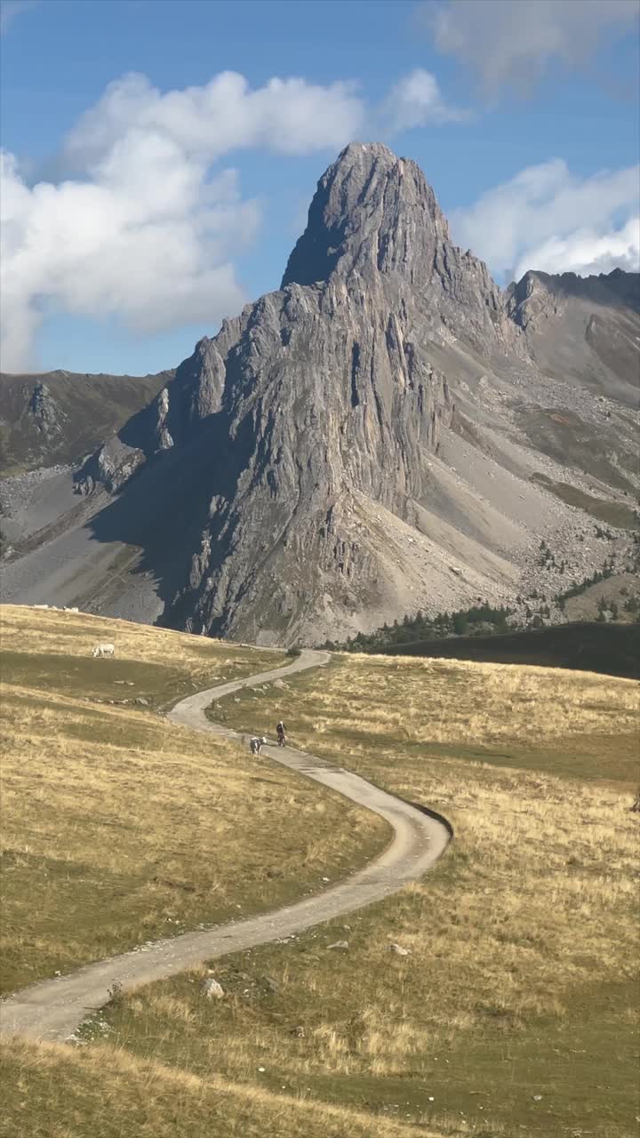 高山口自行车打包，用自行车携带旅行装备视频素材