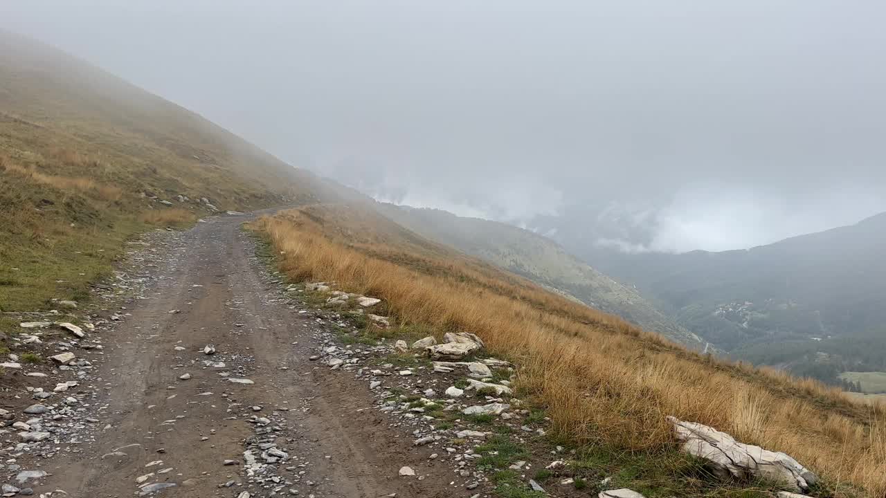 高山口自行车打包，用自行车携带旅行装备视频素材