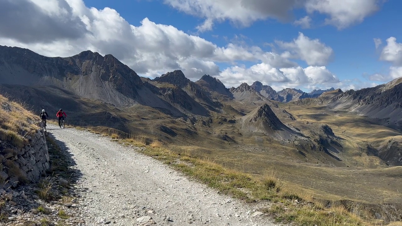 高山口自行车打包，用自行车携带旅行装备视频素材