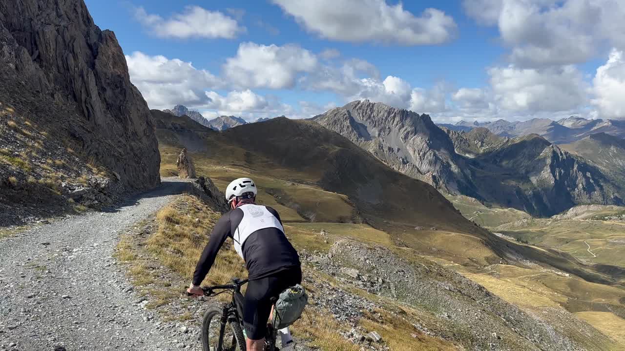 高山口自行车打包，用自行车携带旅行装备视频素材