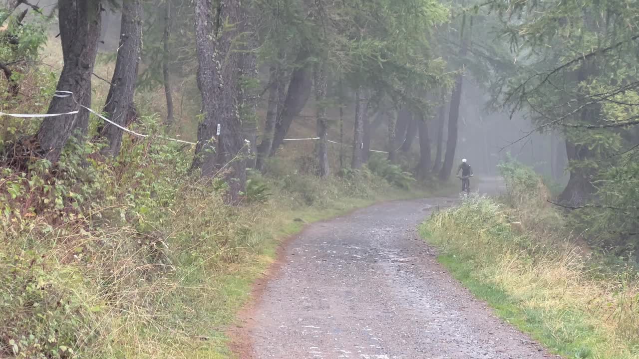 高山口自行车打包，用自行车携带旅行装备视频素材