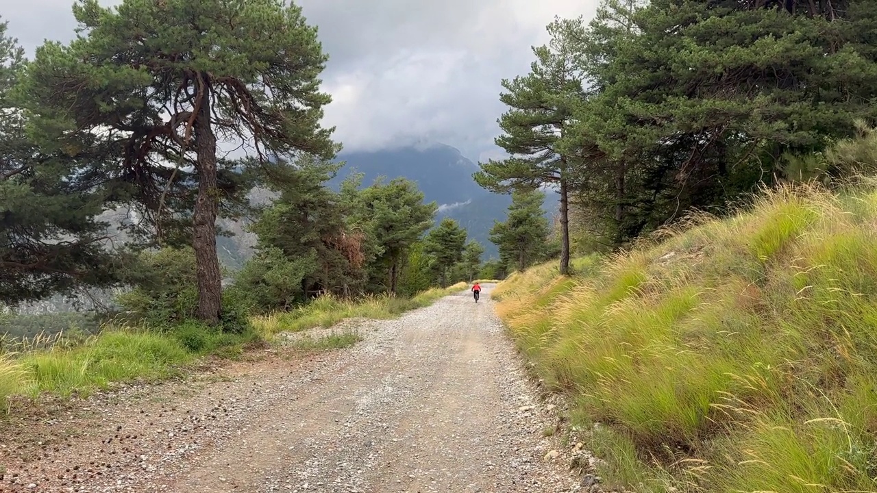 高山口自行车打包，用自行车携带旅行装备视频素材