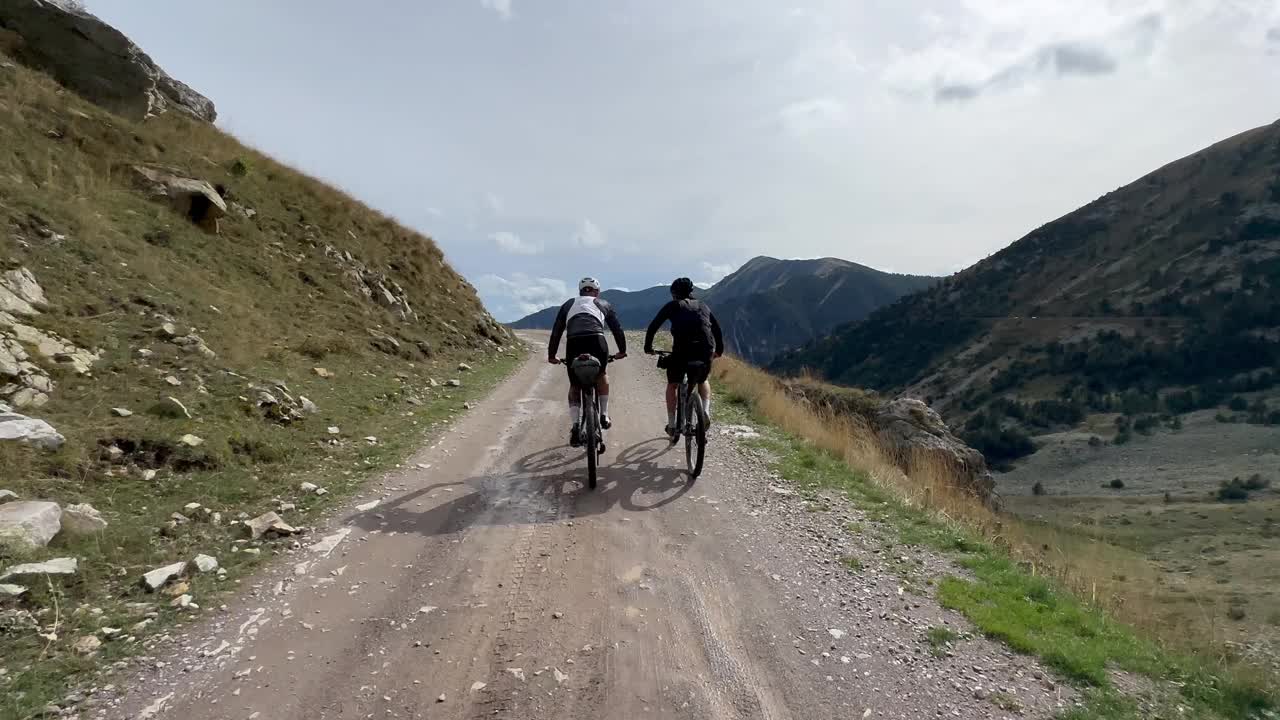 高山口自行车打包，用自行车携带旅行装备视频素材