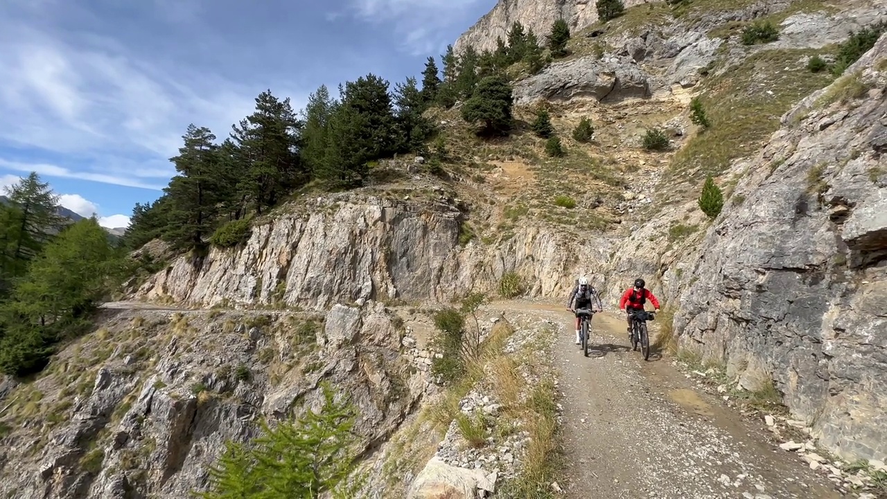 高山口自行车打包，用自行车携带旅行装备视频素材