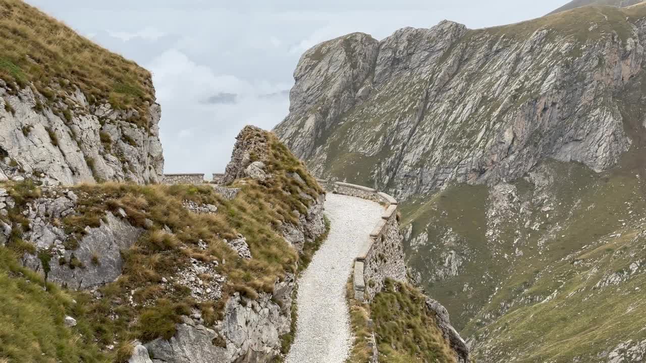 高山口自行车打包，用自行车携带旅行装备视频素材