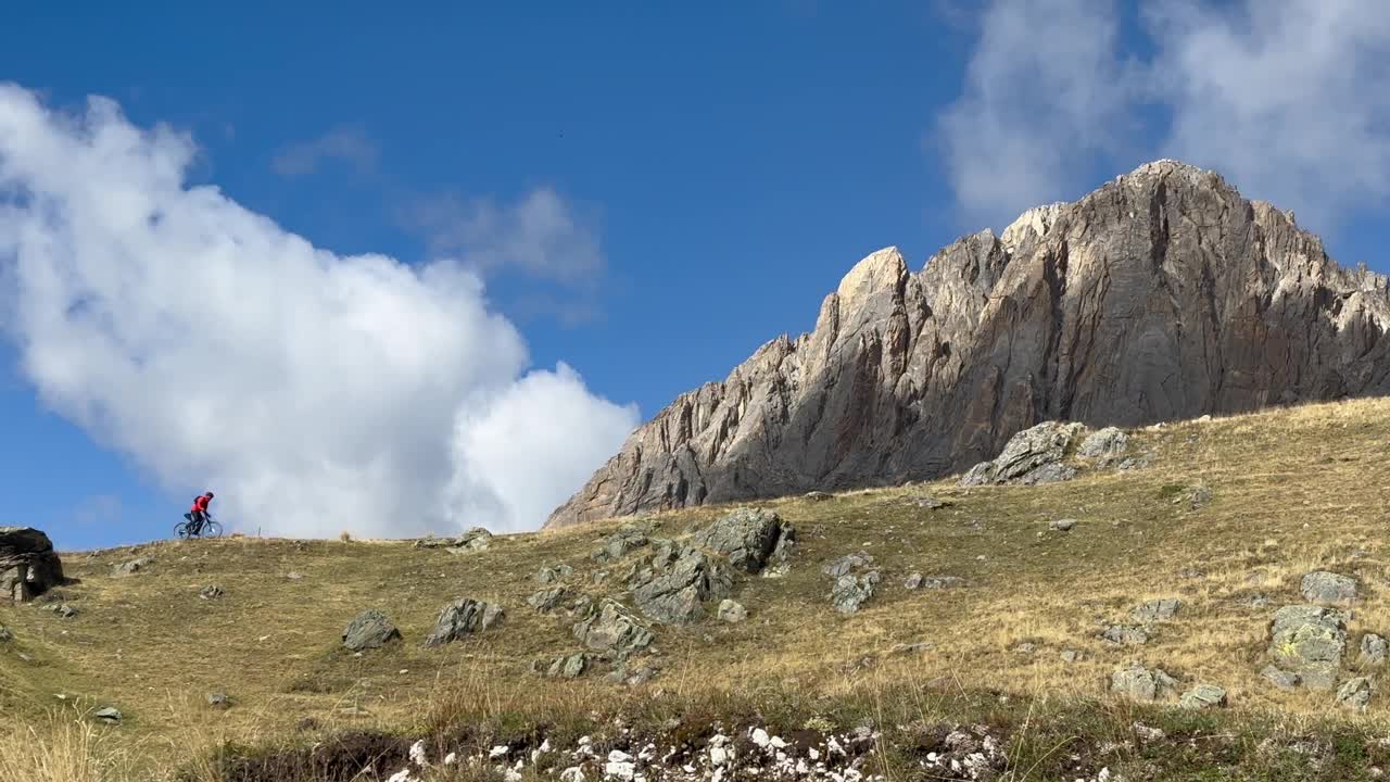 高山口自行车打包，用自行车携带旅行装备视频素材