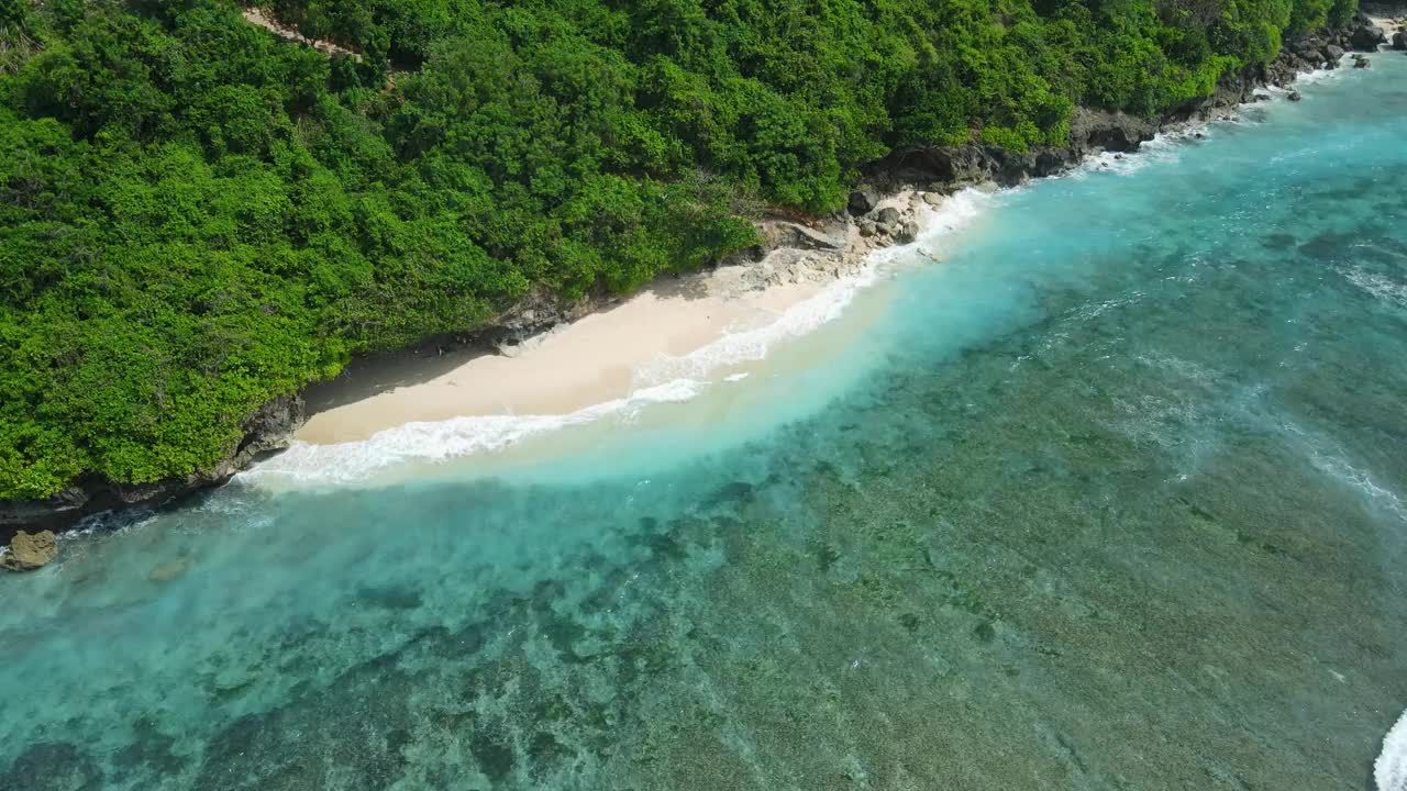 巴厘岛绿松石般的海滩和海浪。鸟瞰图视频素材