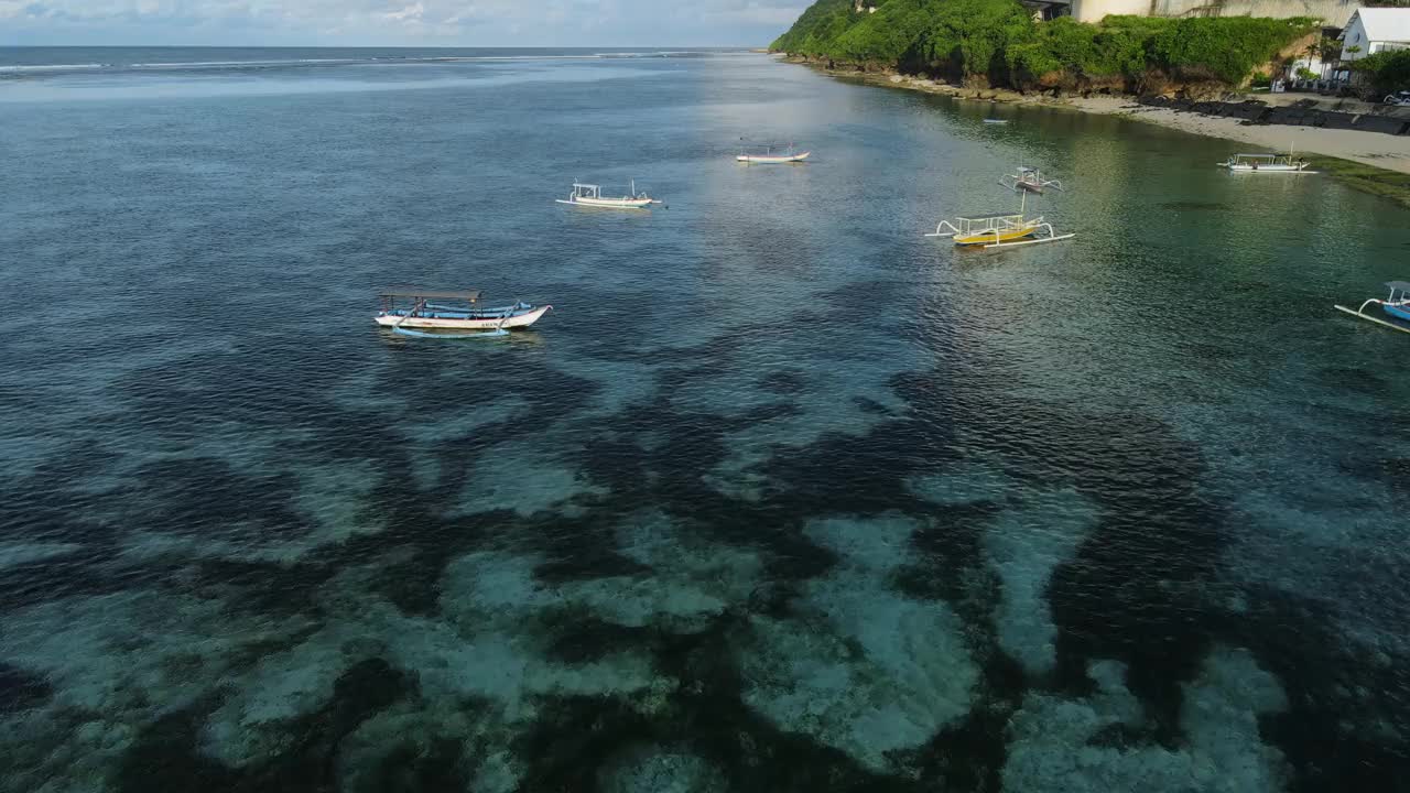 在巴厘岛海岸线附近的渔船。鸟瞰图。视频素材