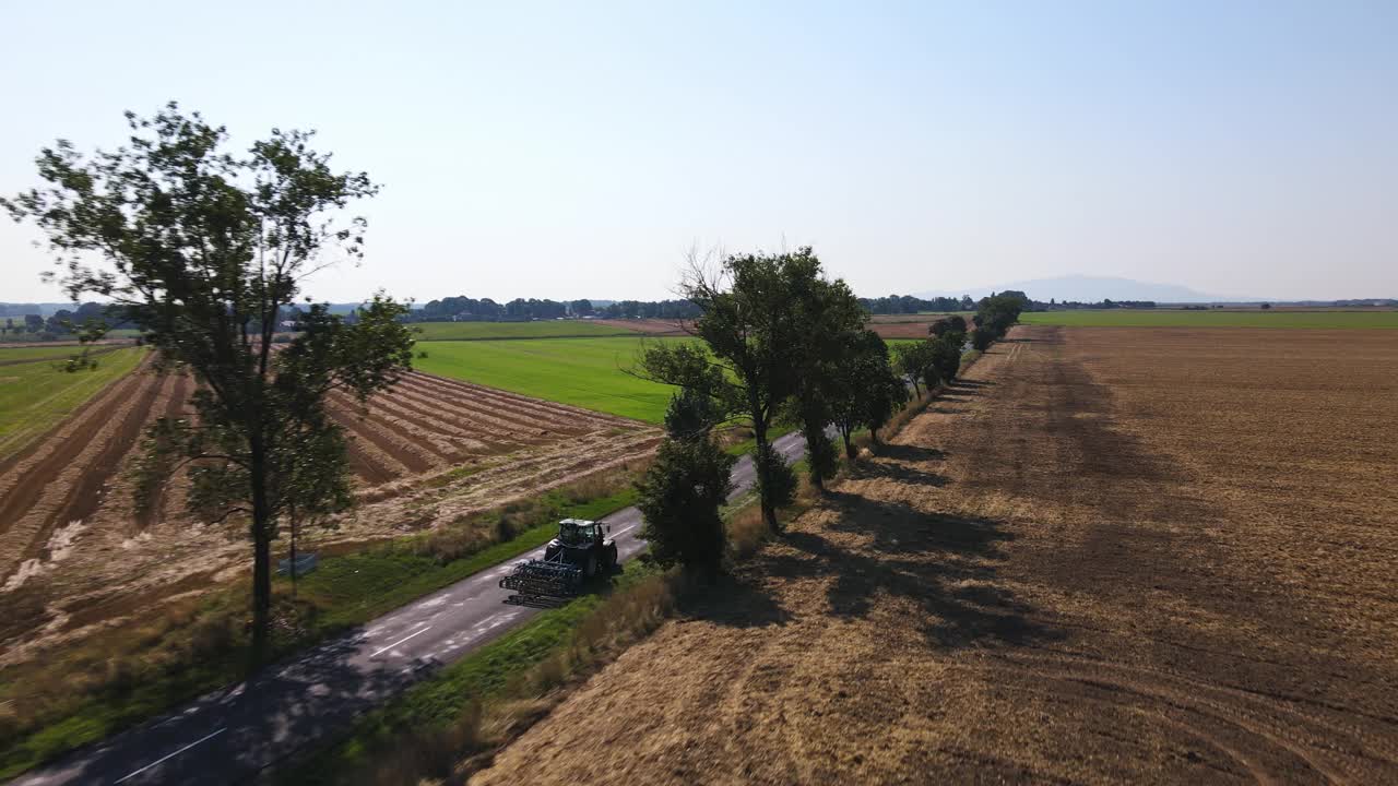 农田附近的乡村公路鸟瞰图视频素材