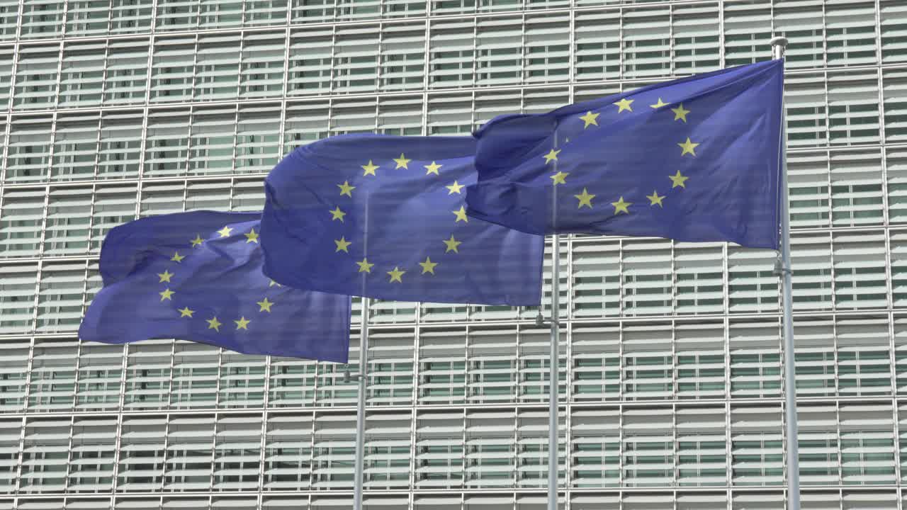 欧洲委员会，柏莱蒙特大厦的欧洲旗帜。视频素材