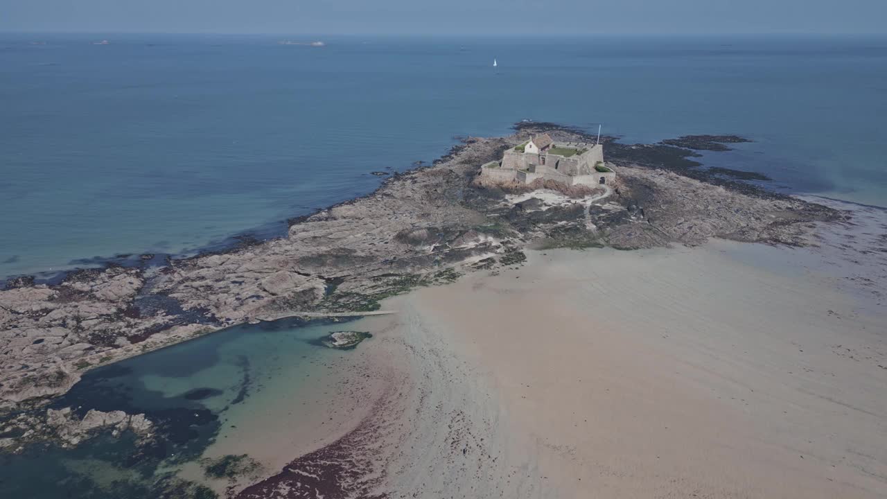 法国布列塔尼，退潮时圣马洛海岸附近小岛上的国家堡垒。空中接近和复制空间视频素材