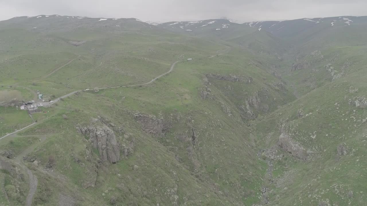 无人机在亚美尼亚阿拉加松省阿拉加特山上的Amberd山路上拍摄的画面视频素材