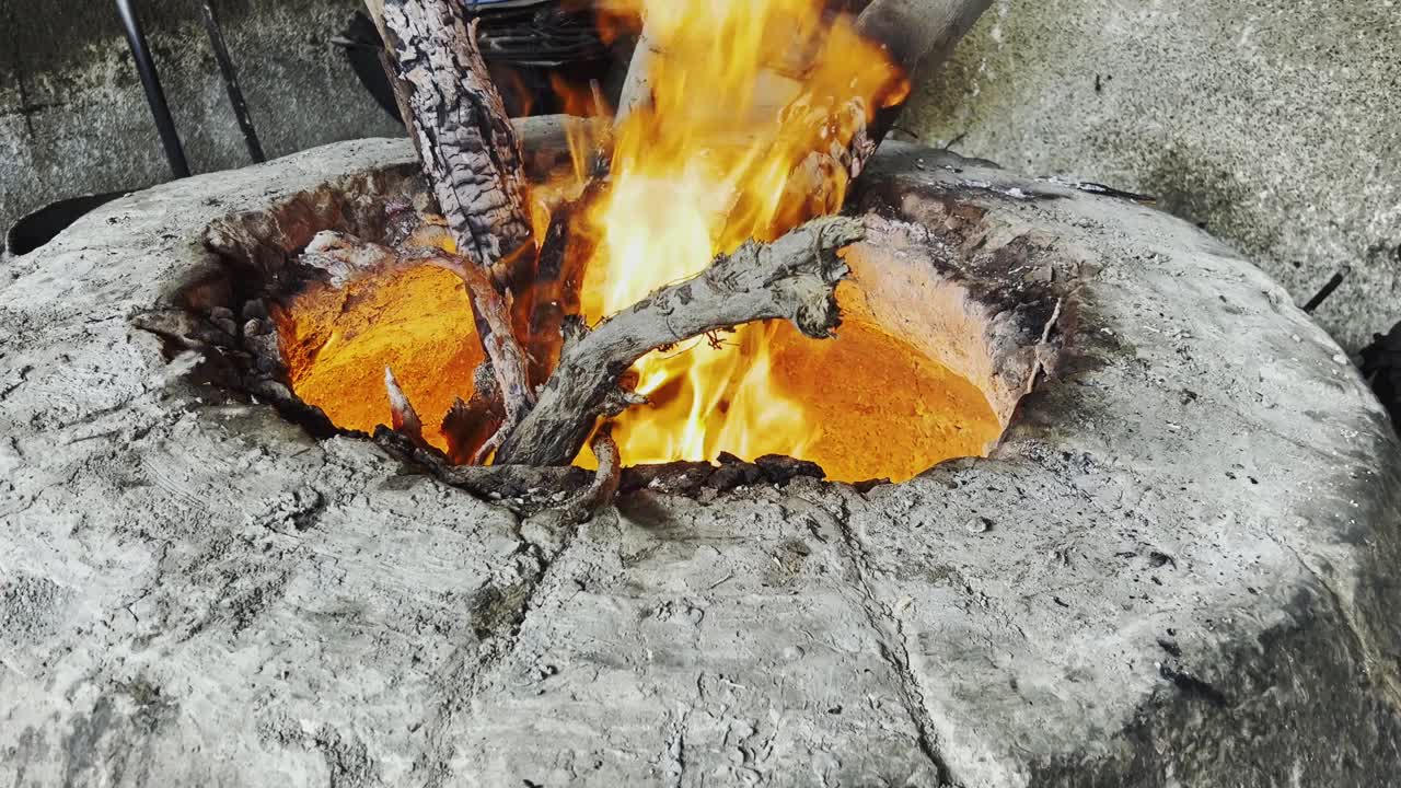 在壁炉里点燃柴火。准备烤面包用的土灶。在户外烧烤。视频素材