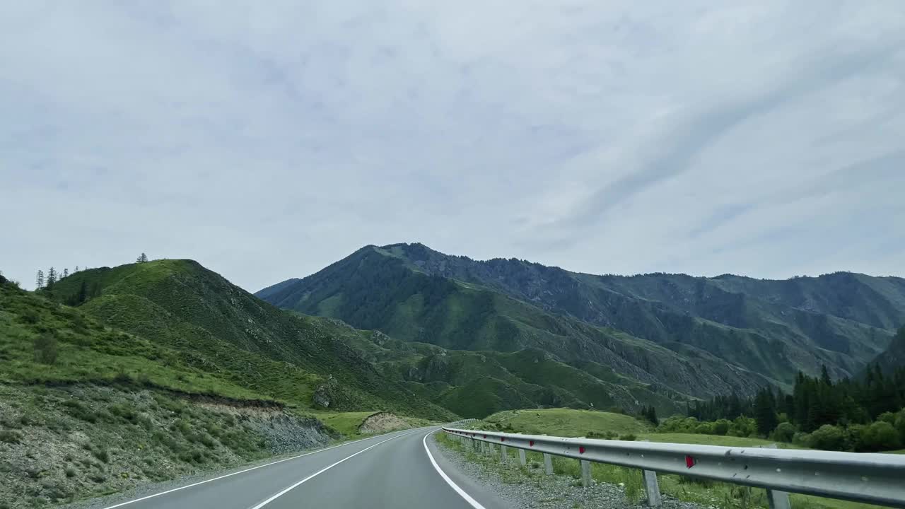 汽车行驶在山路上，景色壮丽。开车旅行。美丽的大自然。视频下载