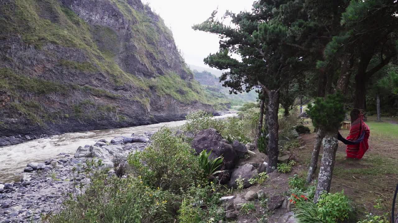 流经靠近厄瓜多尔巴诺斯的安第斯山脉峡谷的一条野生的帕斯萨河。视频素材