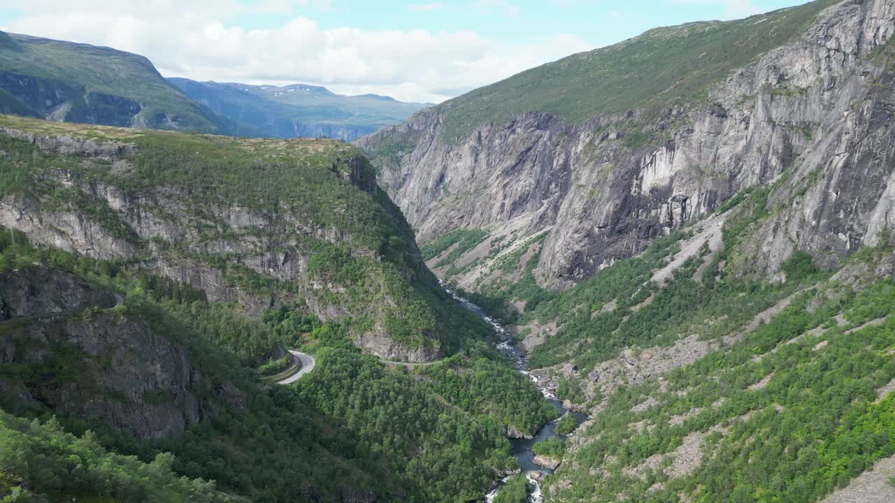 挪威维斯特兰Voringfossen瀑布附近的Eidfjord和Bjoreio河-航拍视频素材