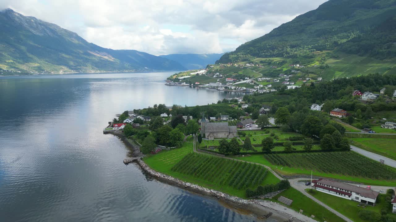 Ullensvang村在Hardangerfjord, Vestland，挪威-航空视频素材