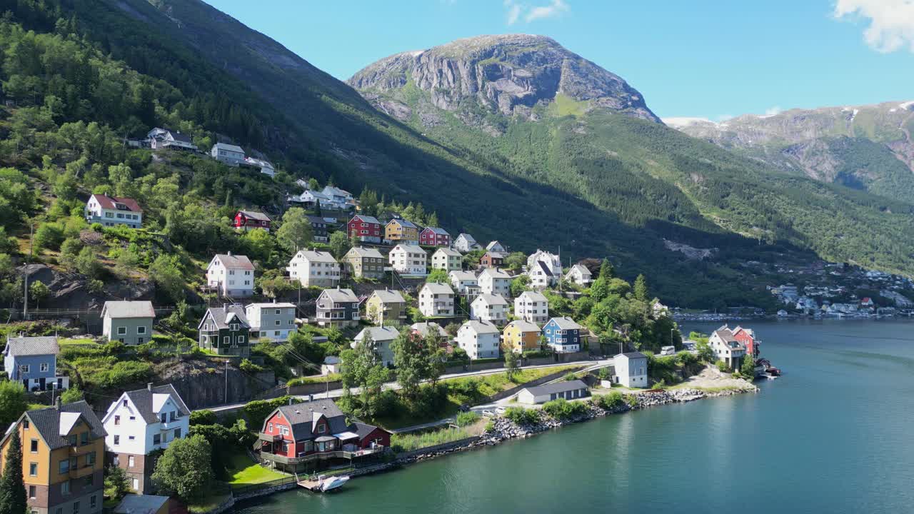 在挪威维斯特兰，斯堪的纳维亚半岛的Hardanger峡湾的Odda村-空中盘旋视频素材