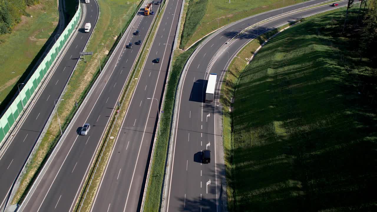 自顶向下的空中高速公路道路分岔汽车和卡车向多个方向移动现代宽阔安全的道路视频素材