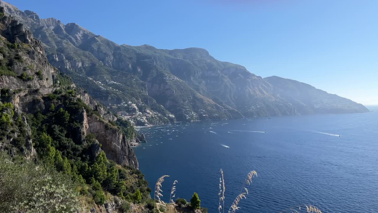 从海岸，那不勒斯湾，阿马尔菲海岸看波西塔诺市视频素材