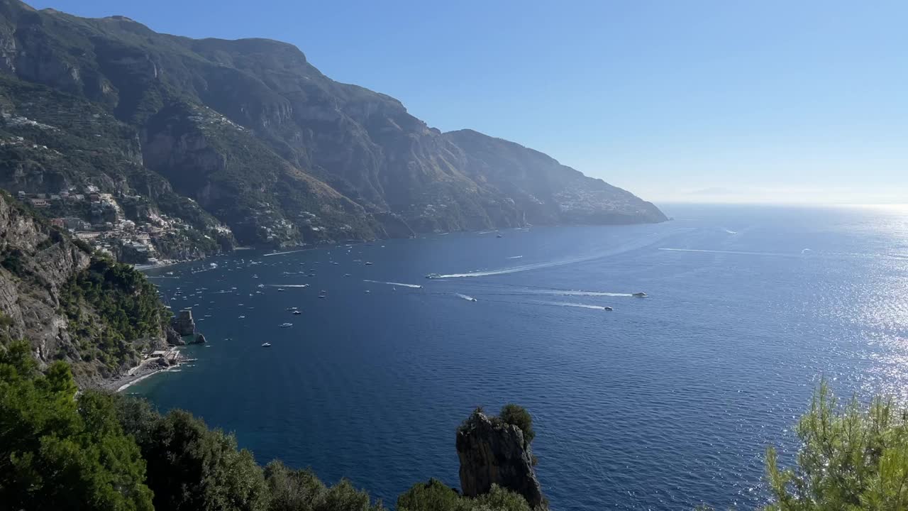 从海岸，那不勒斯湾，阿马尔菲海岸看波西塔诺市视频素材