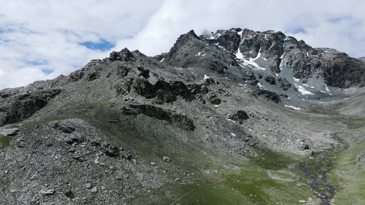 意大利Valmalenco山脉夏季的Fellaria山脉。航拍无人机全景视频素材