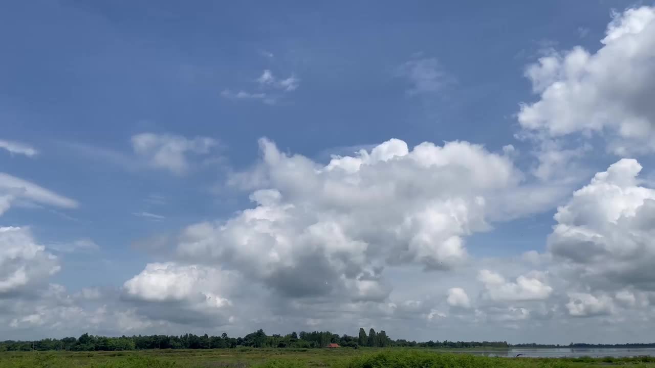 广阔的天空和地面景观，水库农用地。视频下载