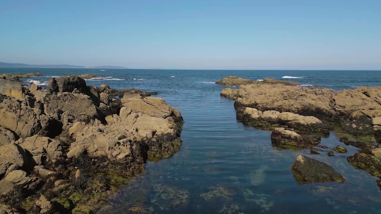 岩石海滩和泻湖视频素材