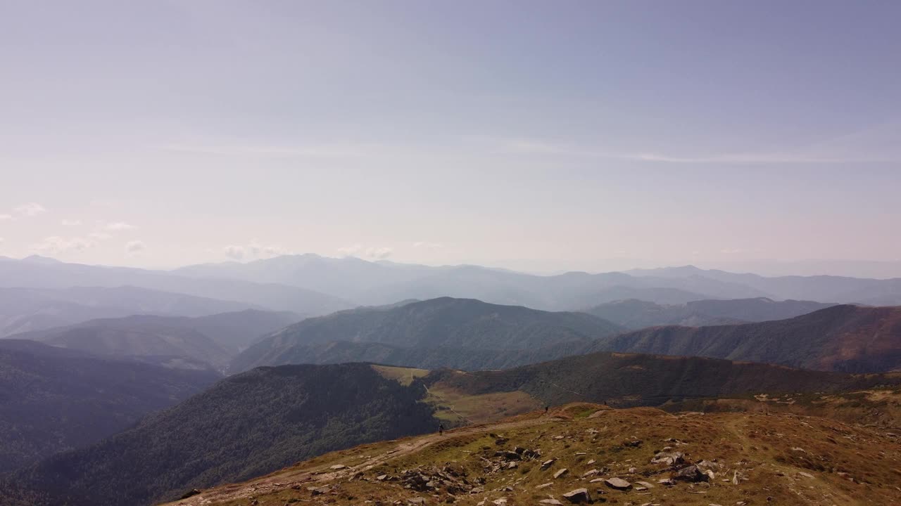 无人机拍摄的山脉和登山游客视频素材