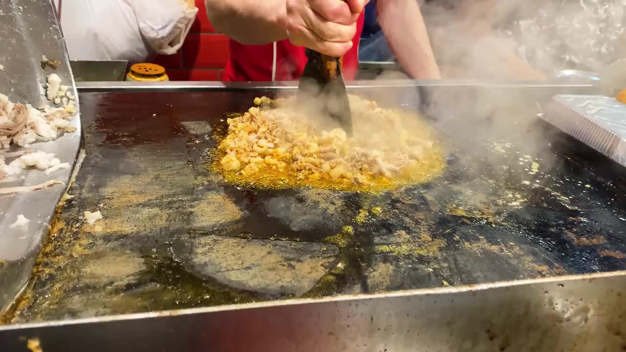 用刀切食物的人视频素材