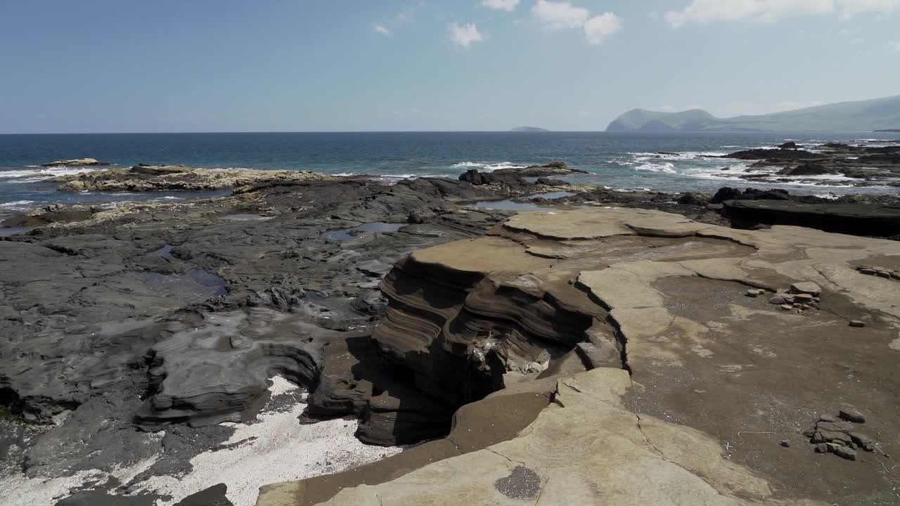 加拉帕戈斯褐鹈鹕沿着太平洋加拉帕戈斯群岛的海岸线飞行，捕食鱼类并潜入绿松石海。视频素材