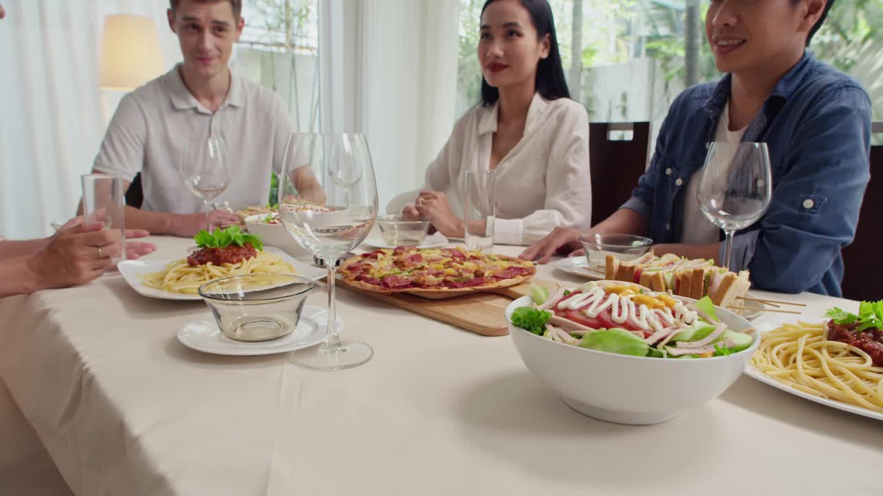 一个女人用餐具摆着节日的餐桌，而其他人在等她视频素材