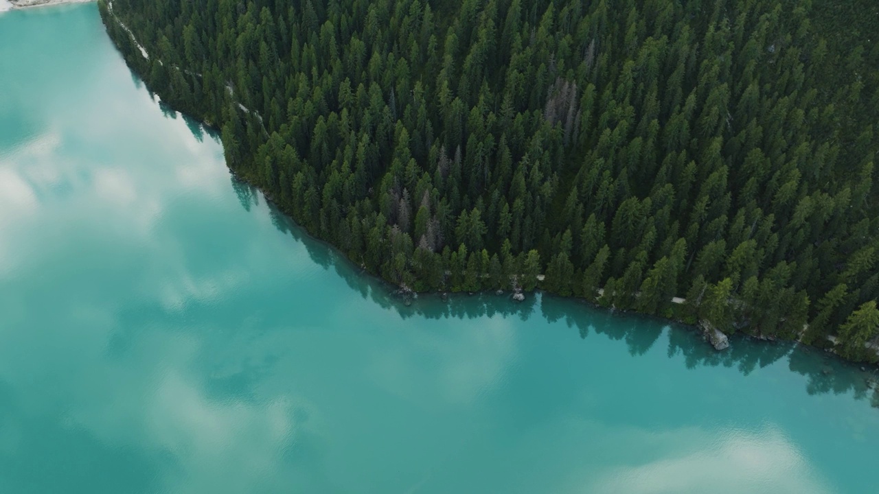 意大利南蒂罗尔的Braies湖(Pragser Wildsee)鸟瞰图。视频素材