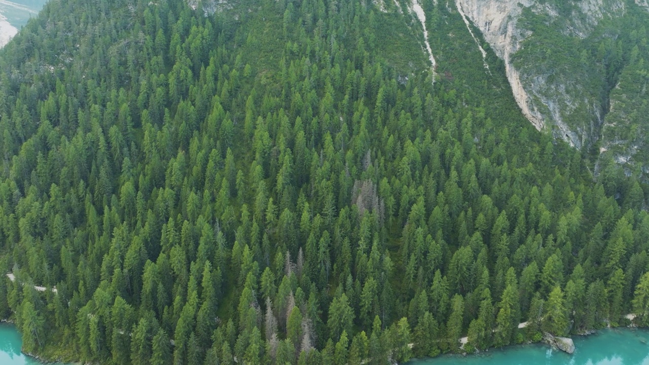 意大利南蒂罗尔的Braies湖(Pragser Wildsee)鸟瞰图。视频素材