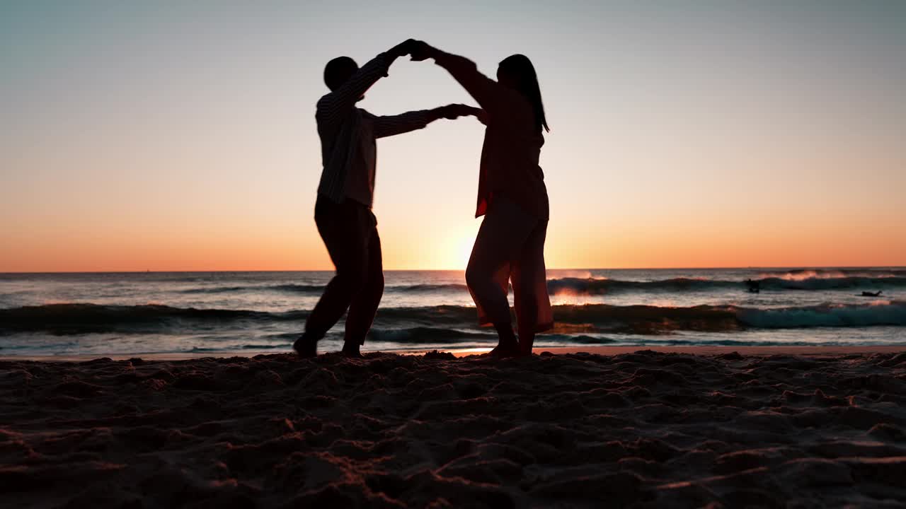 海滩，日落舞蹈和夫妇的剪影度假与旅行，自由和婚姻户外与爱。大海，快乐和人们一起在夏天的迈阿密海边度假探险视频素材